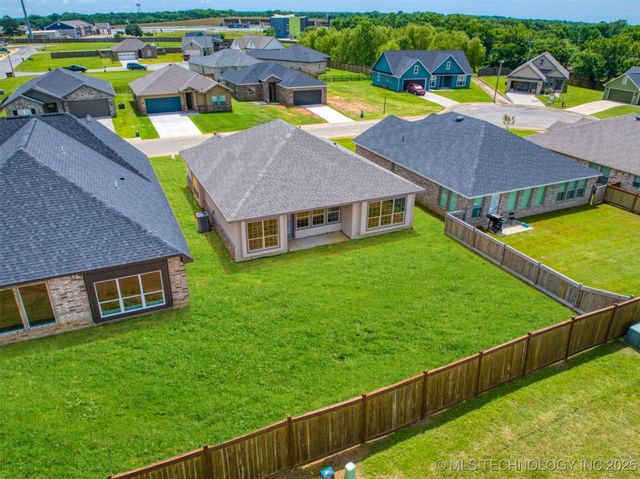 1193 Wild Indigo Circle, Calera, OK 74730