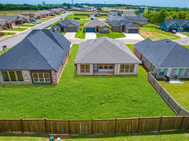 1193 Wild Indigo Circle, Calera, OK 74730