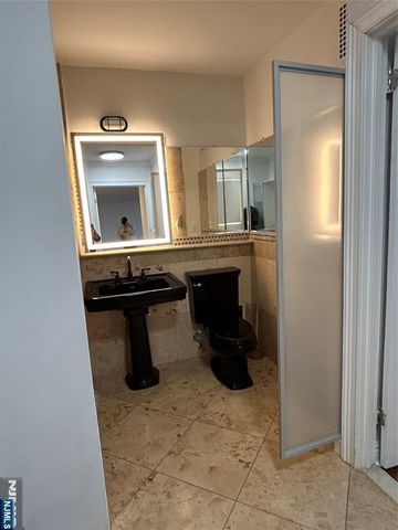 2200 Central Road 9W, Fort Lee, NJ 07024