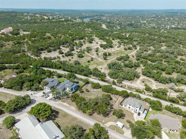 912 Daviot DR, Spicewood, TX 78669