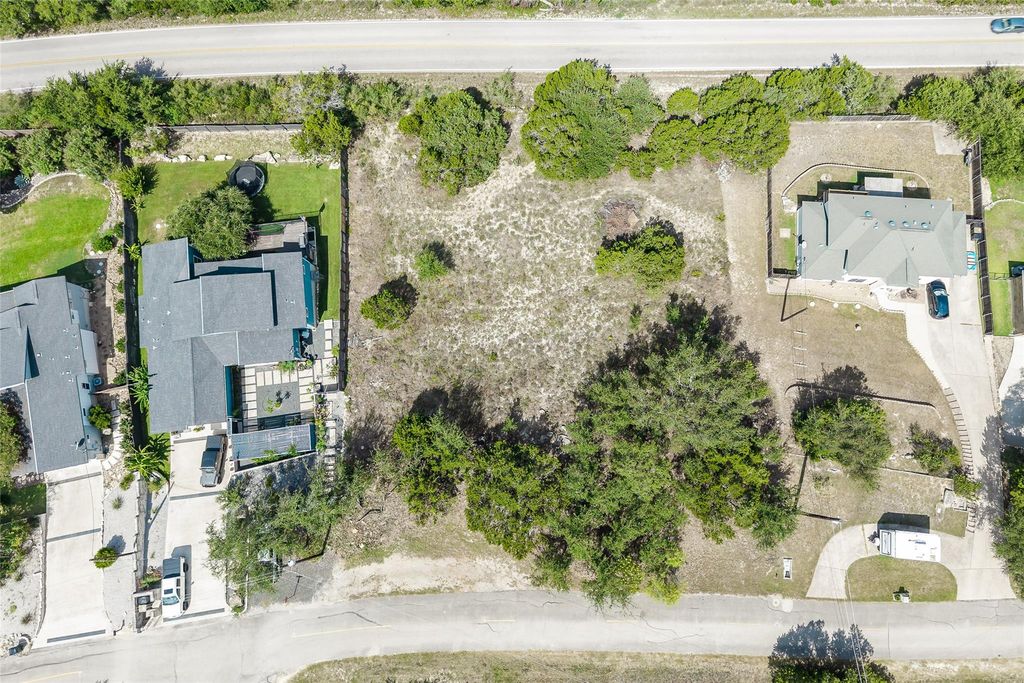 912 Daviot DR, Spicewood, TX 78669
