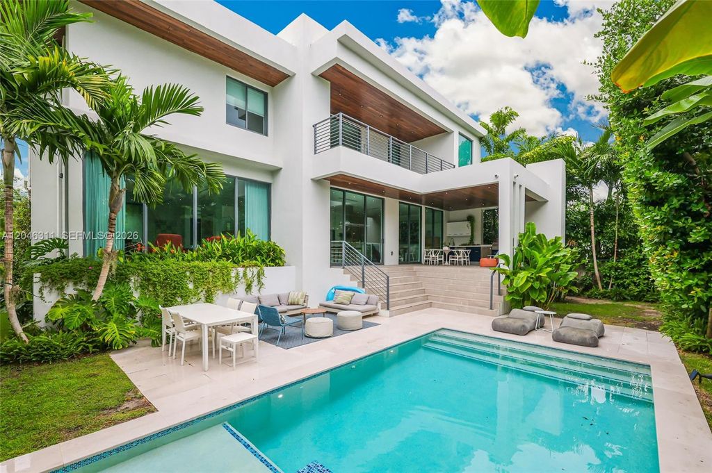 445 Ridgewood Road, Key Biscayne, FL 33149