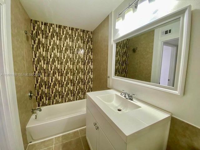 2460 NW 33rd St 1708, Oakland Park, FL 33309