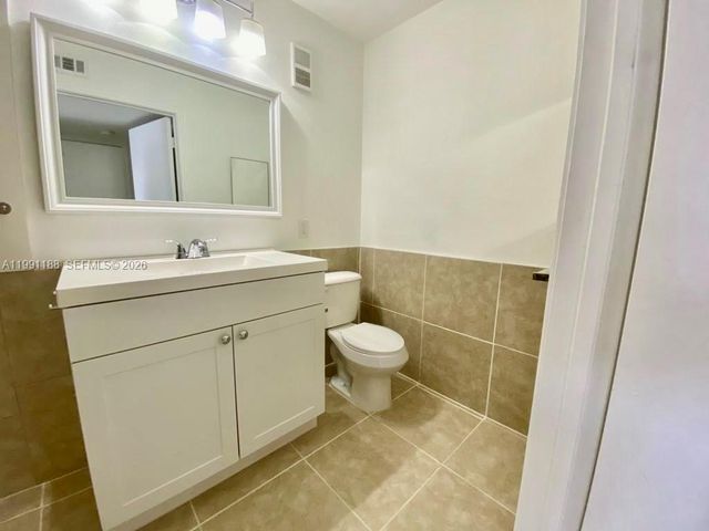 2460 NW 33rd St 1708, Oakland Park, FL 33309