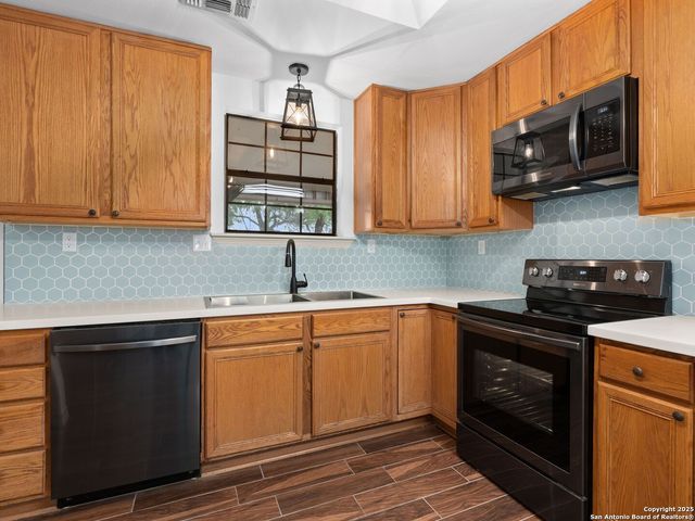 601 Wildflower Drive, Lytle, TX 78052