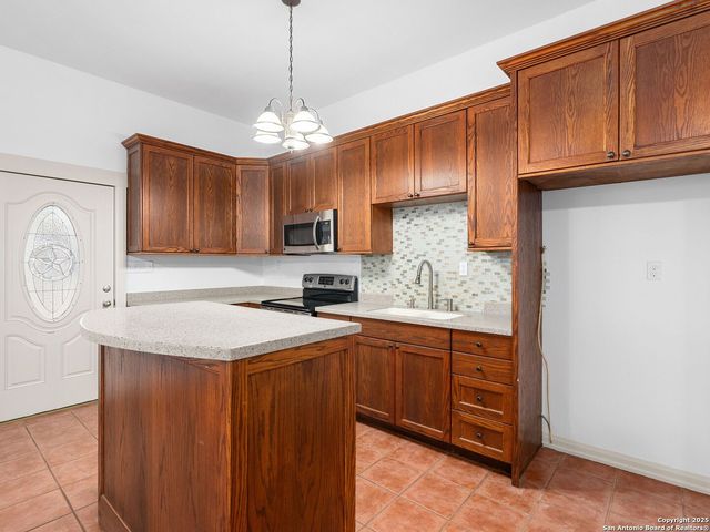 601 Wildflower Drive, Lytle, TX 78052