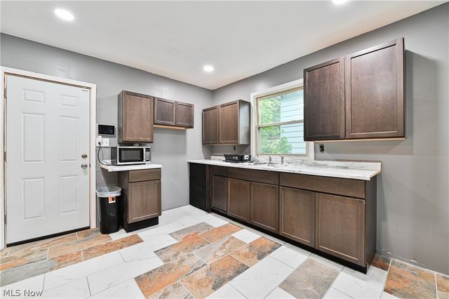 49 Penfield Avenue, Akron, OH 44310