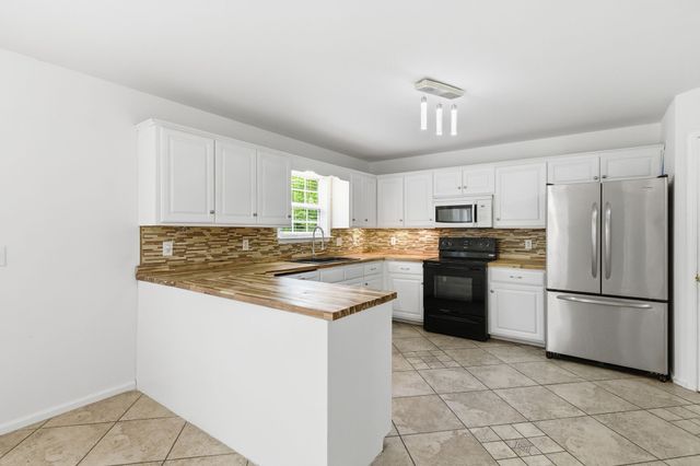 233 Briarcotes Cir, La Vergne, TN 37086