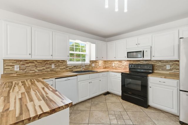 233 Briarcotes Cir, La Vergne, TN 37086