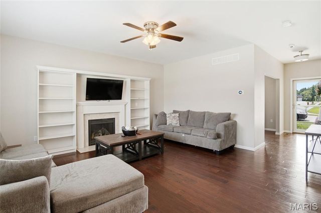 728 Longfellow Drive, O'fallon, IL 62269