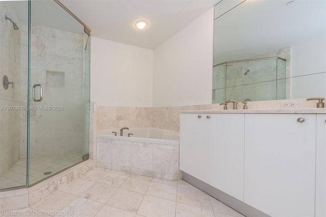 901 BRICKELL KEY BL 2206, Miami, FL 33131