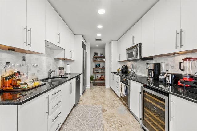 901 BRICKELL KEY BL 2206, Miami, FL 33131