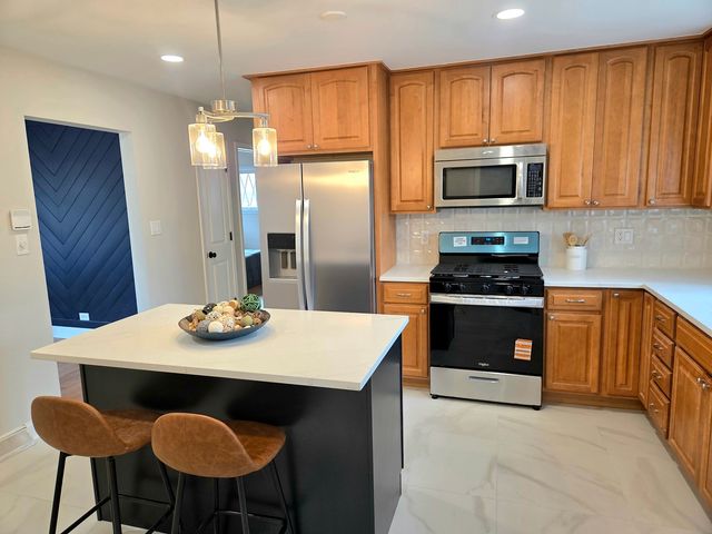 8517 W CARMEN Avenue, Chicago, IL 60656