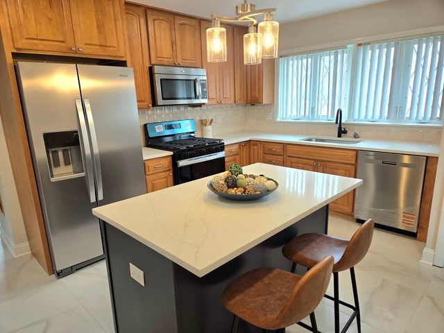 8517 W CARMEN Avenue, Chicago, IL 60656