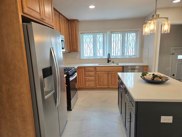 8517 W CARMEN Avenue, Chicago, IL 60656