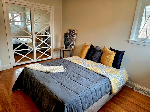 8517 W CARMEN Avenue, Chicago, IL 60656