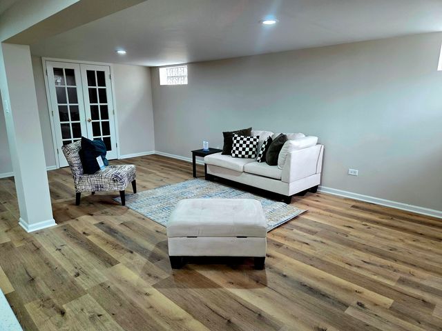 8517 W CARMEN Avenue, Chicago, IL 60656