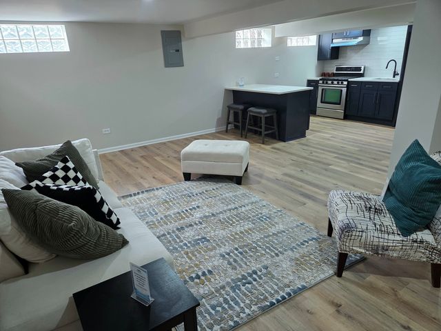 8517 W CARMEN Avenue, Chicago, IL 60656