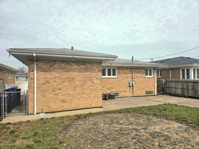 8517 W CARMEN Avenue, Chicago, IL 60656