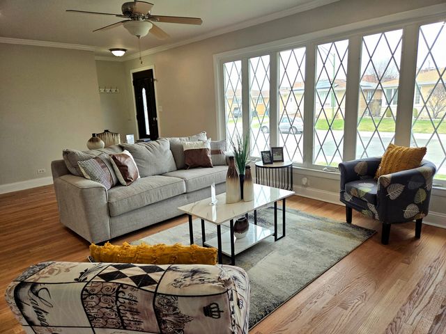 8517 W CARMEN Avenue, Chicago, IL 60656