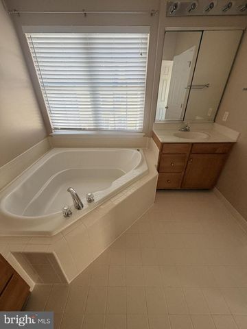 25834 KIRKWOOD SQ, Chantilly, VA 20152