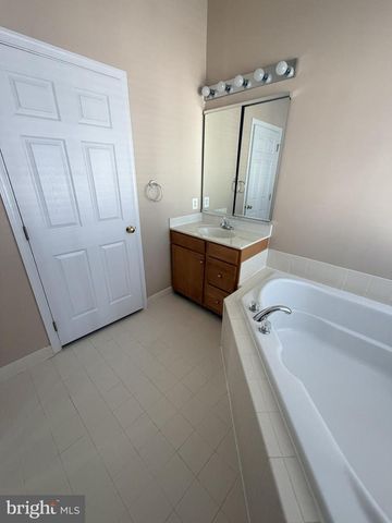 25834 KIRKWOOD SQ, Chantilly, VA 20152