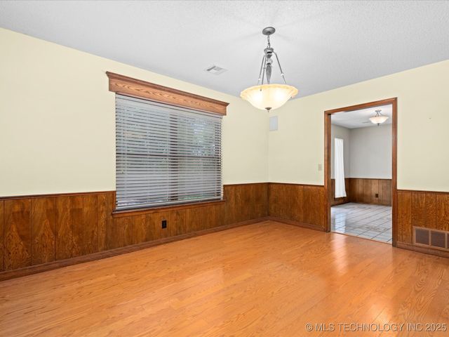 214 Edna Mae Lane, Bartlesville, OK 74003