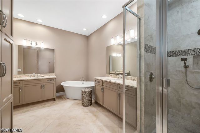 7825 Hawthorne DR 2104, Naples, FL 34113