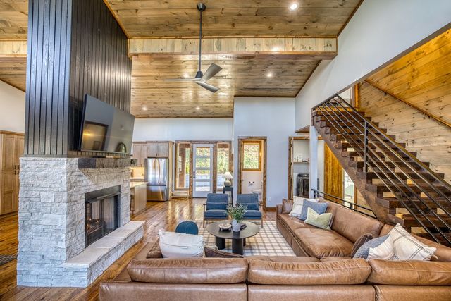 1160 Mangums Trail, Blue Ridge, GA 30513