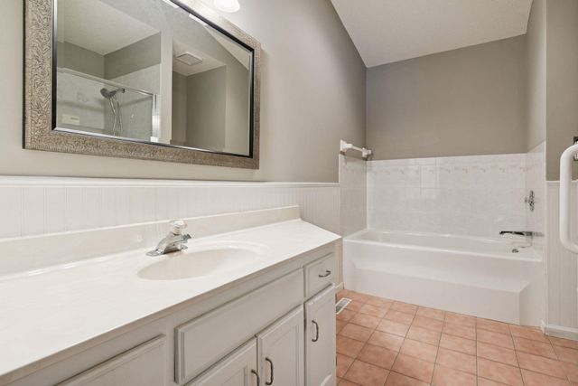 805 Southcross Drive E, Burnsville, MN 55306