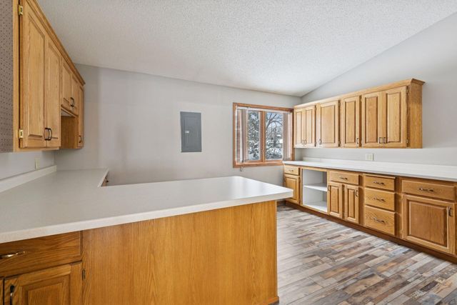 805 Southcross Drive E, Burnsville, MN 55306