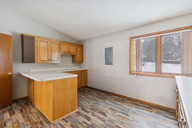 805 Southcross Drive E, Burnsville, MN 55306