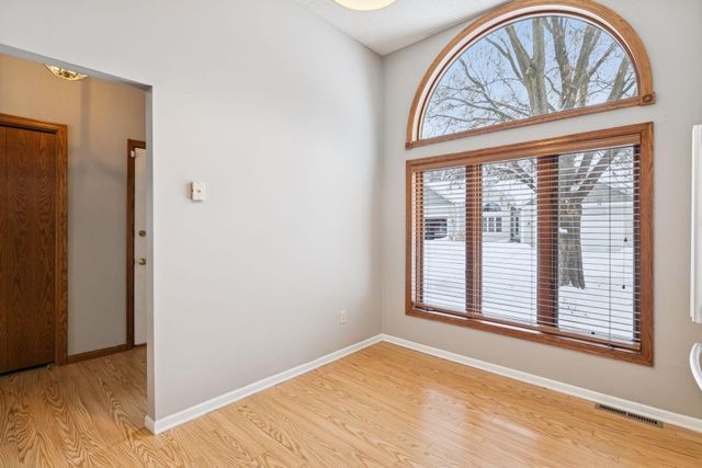 805 Southcross Drive E, Burnsville, MN 55306