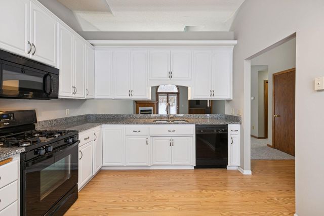 805 Southcross Drive E, Burnsville, MN 55306