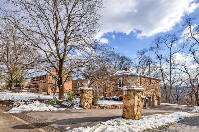 169 Woodshire Dr, O'hara, PA 15215