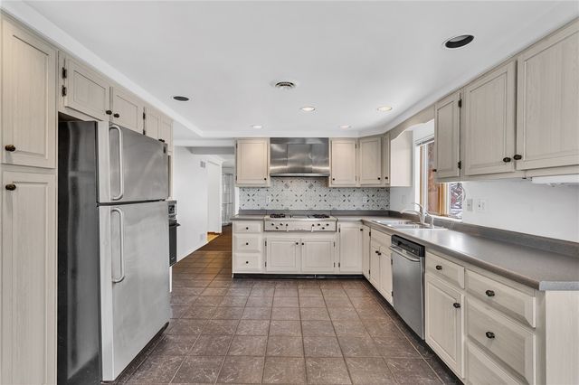 169 Woodshire Dr, O'hara, PA 15215