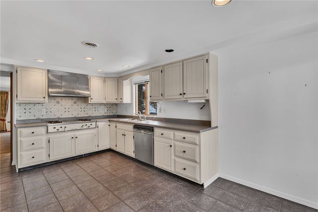 169 Woodshire Dr, O'hara, PA 15215