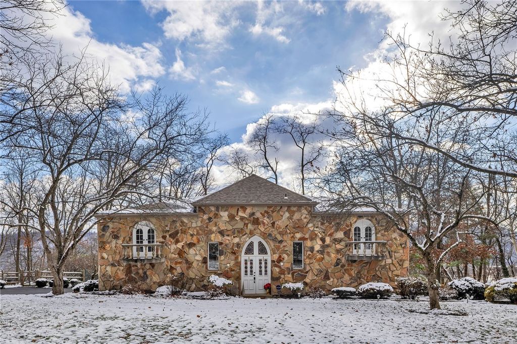 169 Woodshire Dr, O'hara, PA 15215