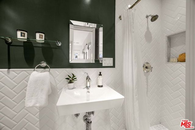 7416 Rosewood Avenue, Los Angeles, CA 90036