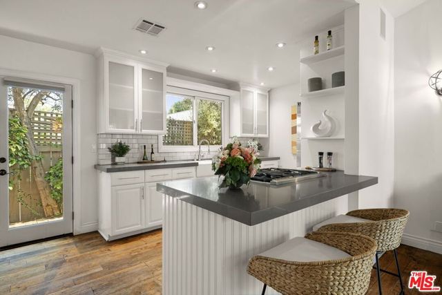7416 Rosewood Avenue, Los Angeles, CA 90036