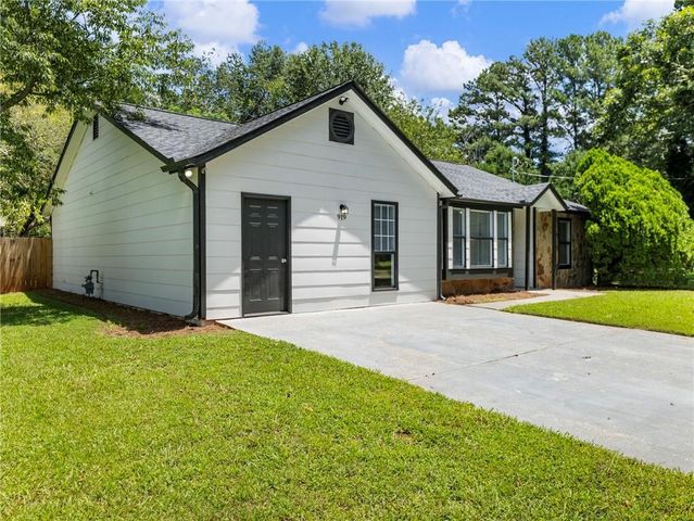 919 Country Oaks Court, Lawrenceville, GA 30044