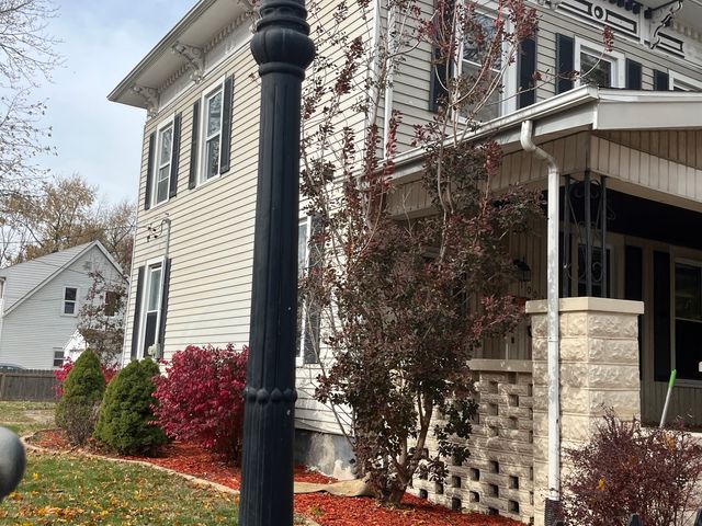 1002 N Roosevelt Avenue, Bloomington, IL 61701