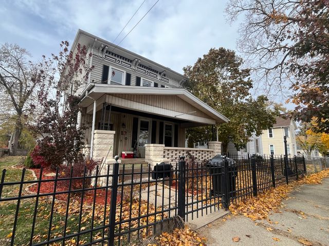 1002 N Roosevelt Avenue, Bloomington, IL 61701