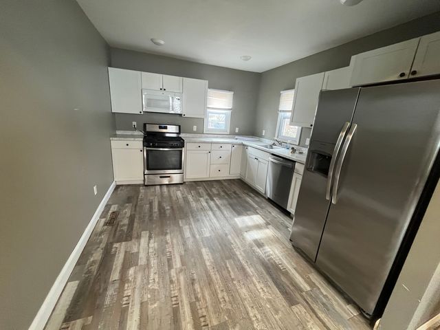 1002 N Roosevelt Avenue, Bloomington, IL 61701