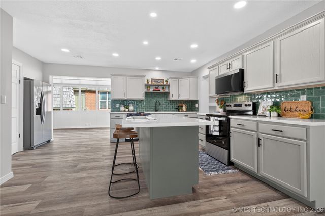 1 SE Shadowlake Drive 1, Bartlesville, OK 74006