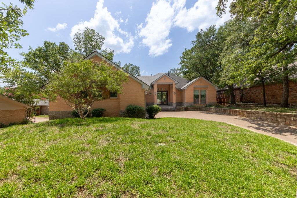 1211 Circle Lane, Bedford, TX 76022