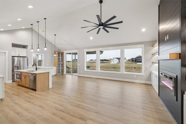 1201 Lakeview Circle NW, Bondurant, IA 50035