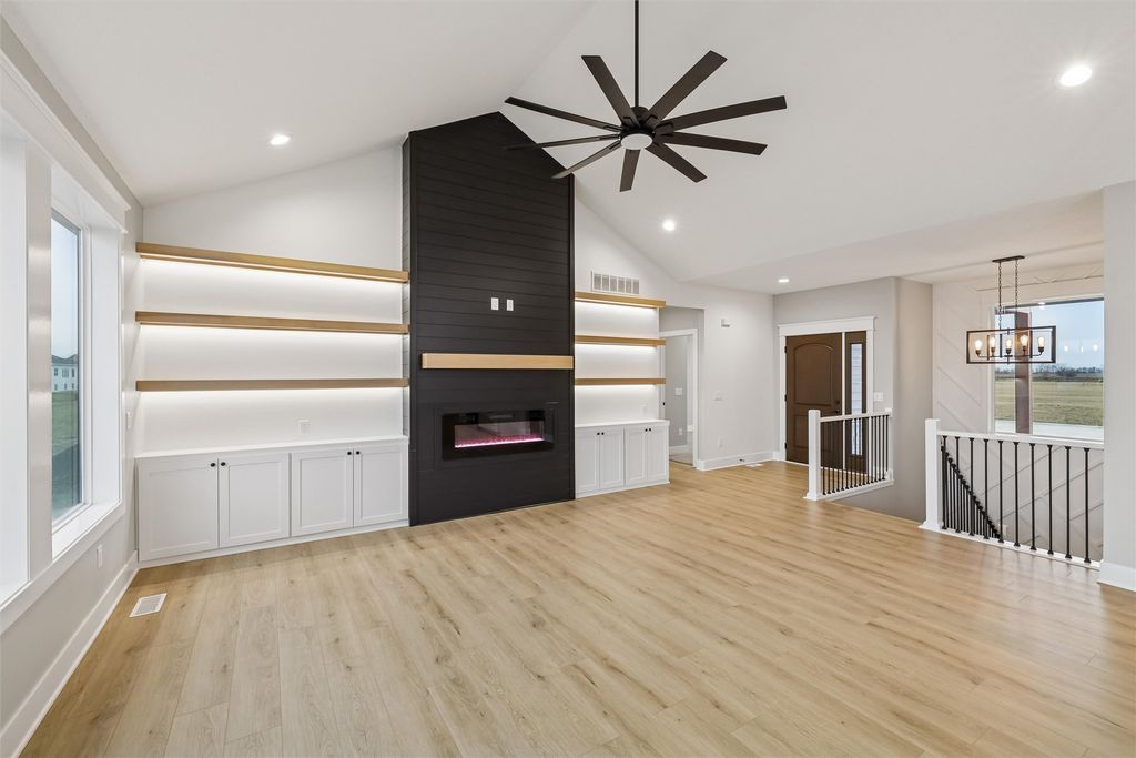 1201 Lakeview Circle NW, Bondurant, IA 50035