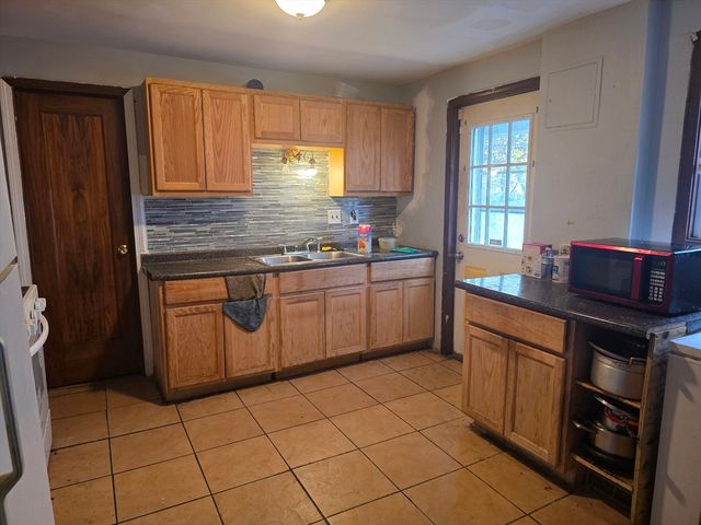 21 Clifford St, Springfield, MA 01109