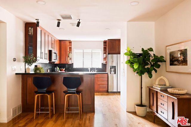 281 S Barrington Avenue C2, Los Angeles, CA 90049
